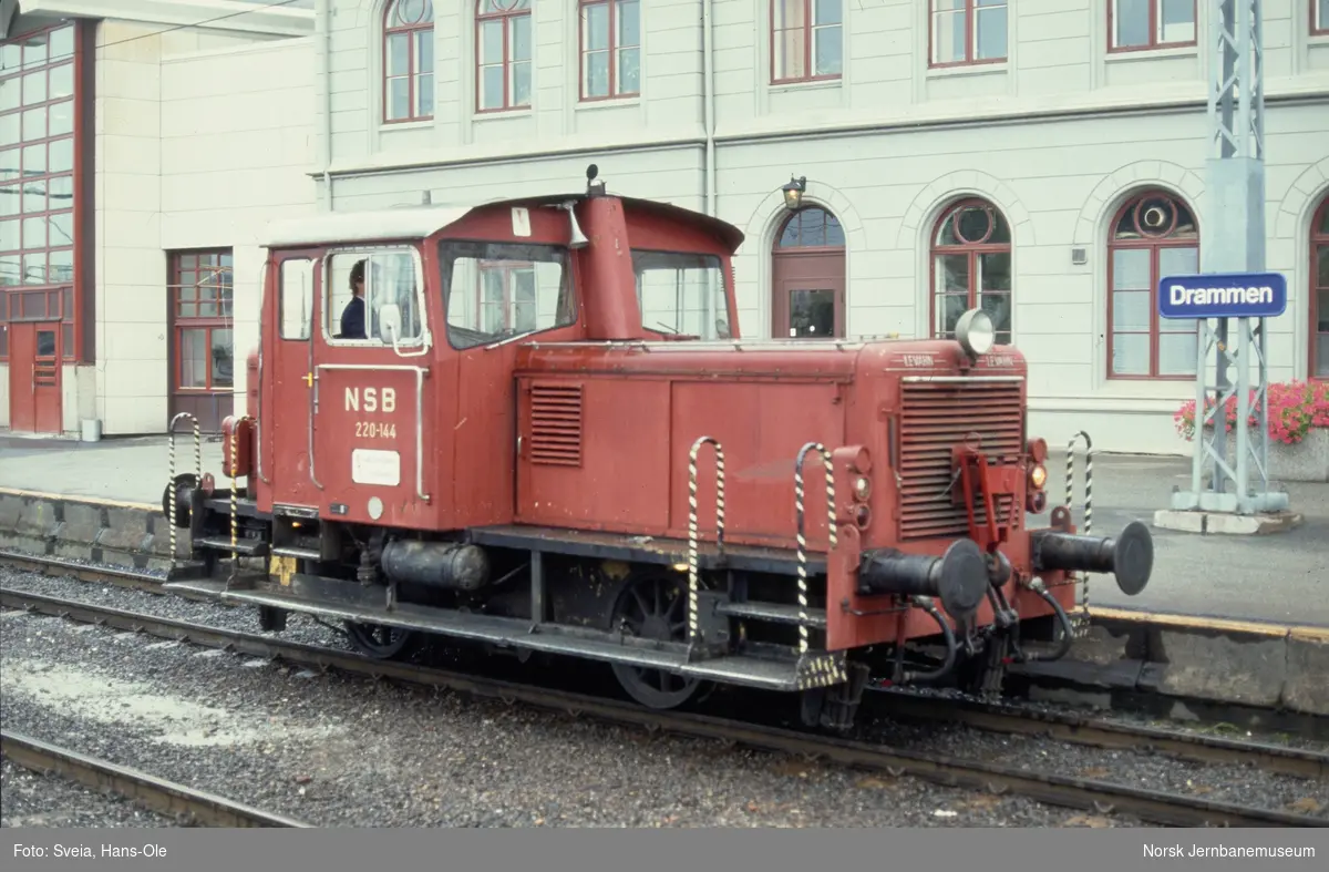 Skiftetraktor litra Skd 220 144 på Drammen stasjon