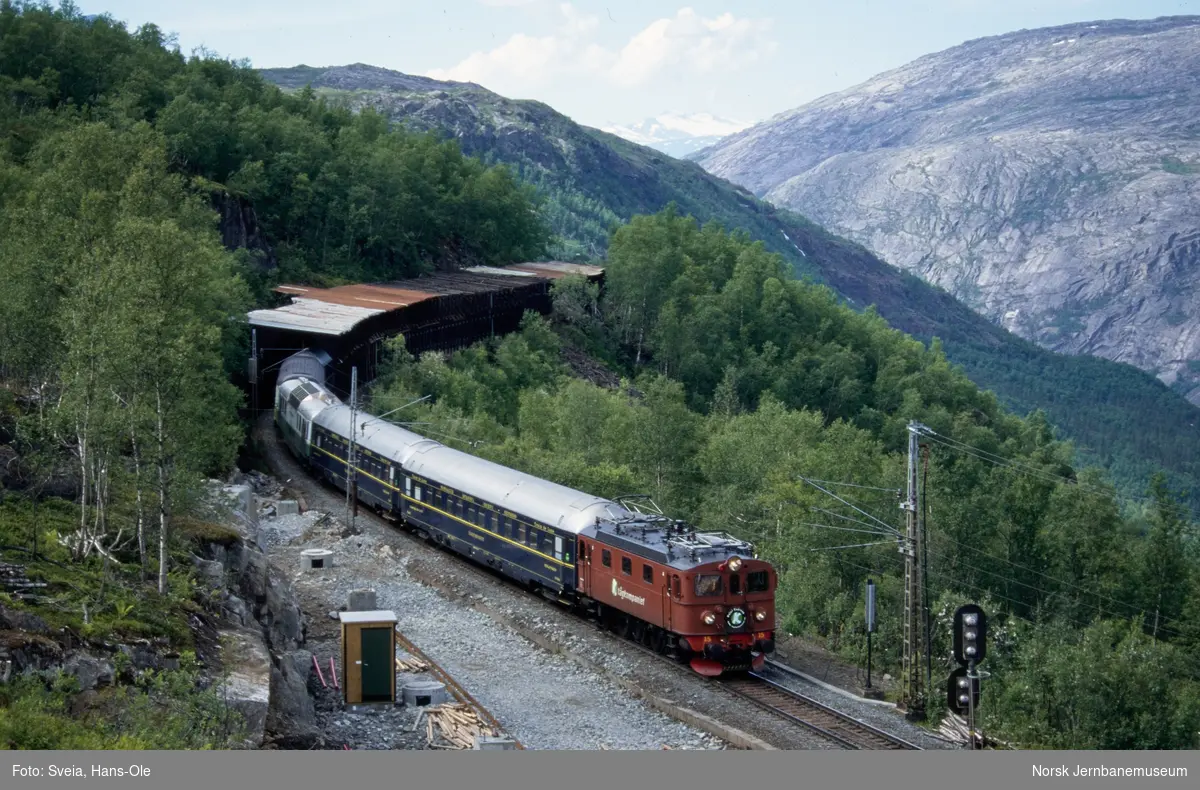 Tågkompaniets chartertog Narvik-Stockholm ved innkjørsignal på Katterat stasjon på Ofotbanen