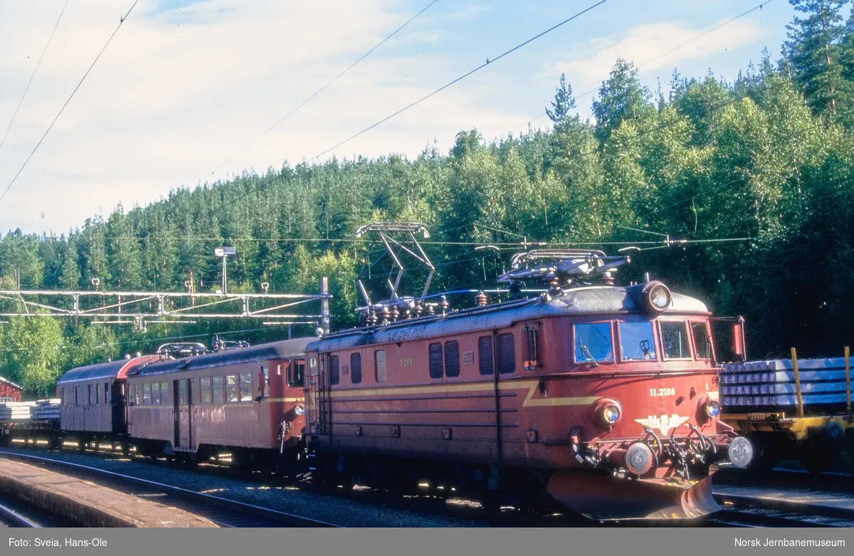 Elektrisk lokomotiv El 11 2108 med godstog retning Skien på Nordagutu stasjon