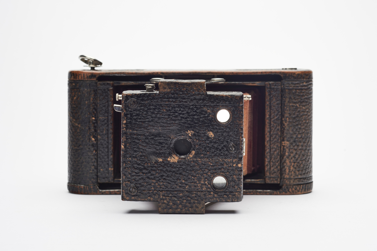 No. 1A Folding Pocket Kodak produsert i årene1899-1905. Kameraet var eid og anvendt av dronning Maud.