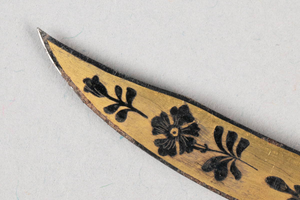 Pennekniv eller brevkniv med sølvhåndtak. Bladet er dekorert med blomster