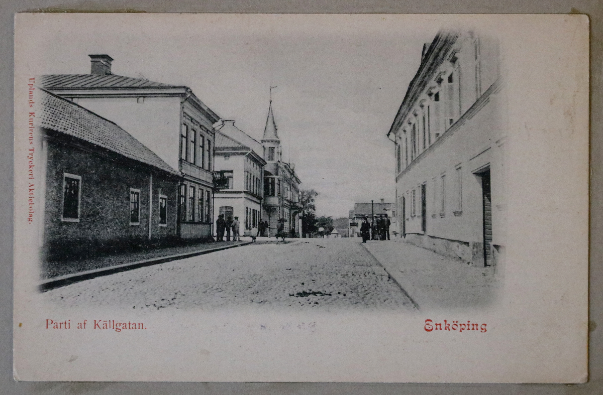 Vykort med motiv från Källgatan, Enköping.

Detta vykort sitter i vykortsalbum nr EM6774:b. Detta är albumets andra vykort. Denna bild är fotograferad före år 1900.