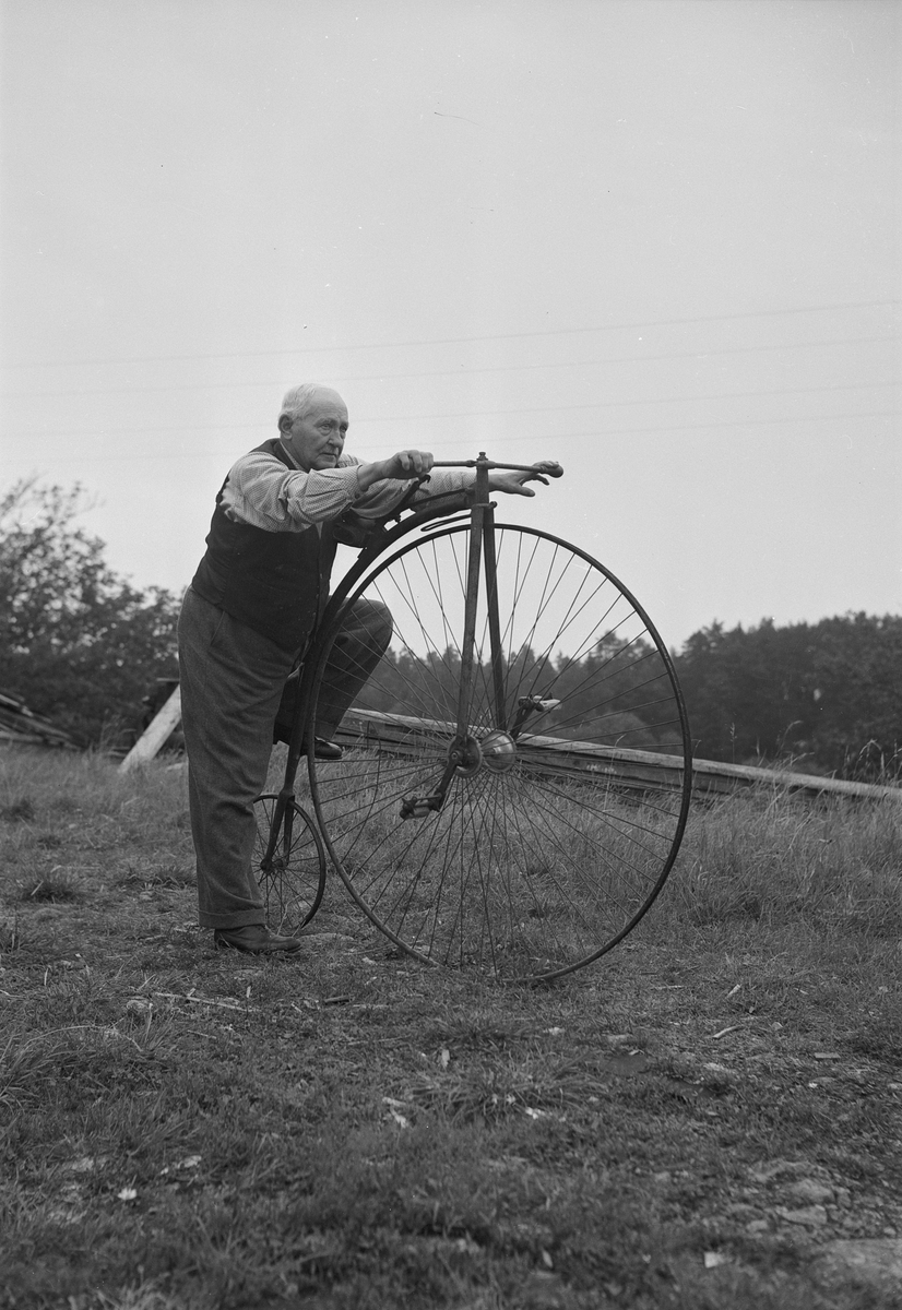 En äldra man med en gammal cykel, Vassunda kvarn, Uppland 1951