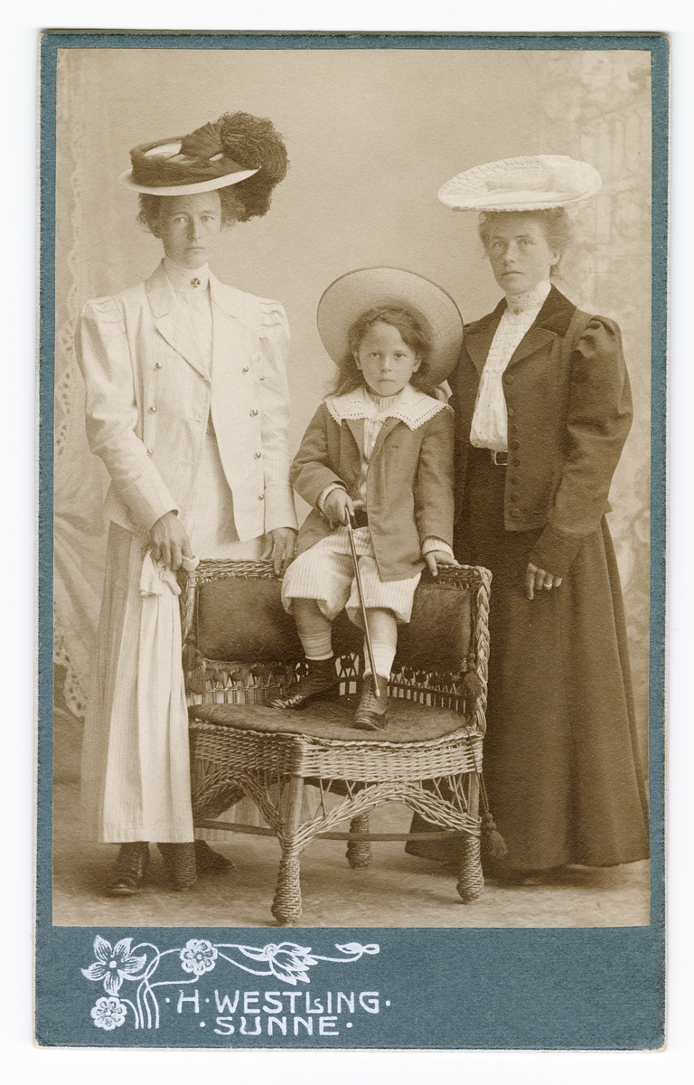 Visitkortsporträtt, ateljéfoto föreställande två kvinnor och en liten pojke.
