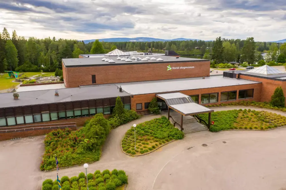 Dronefoto fra inngangspartiet på Norsk skogmuseum