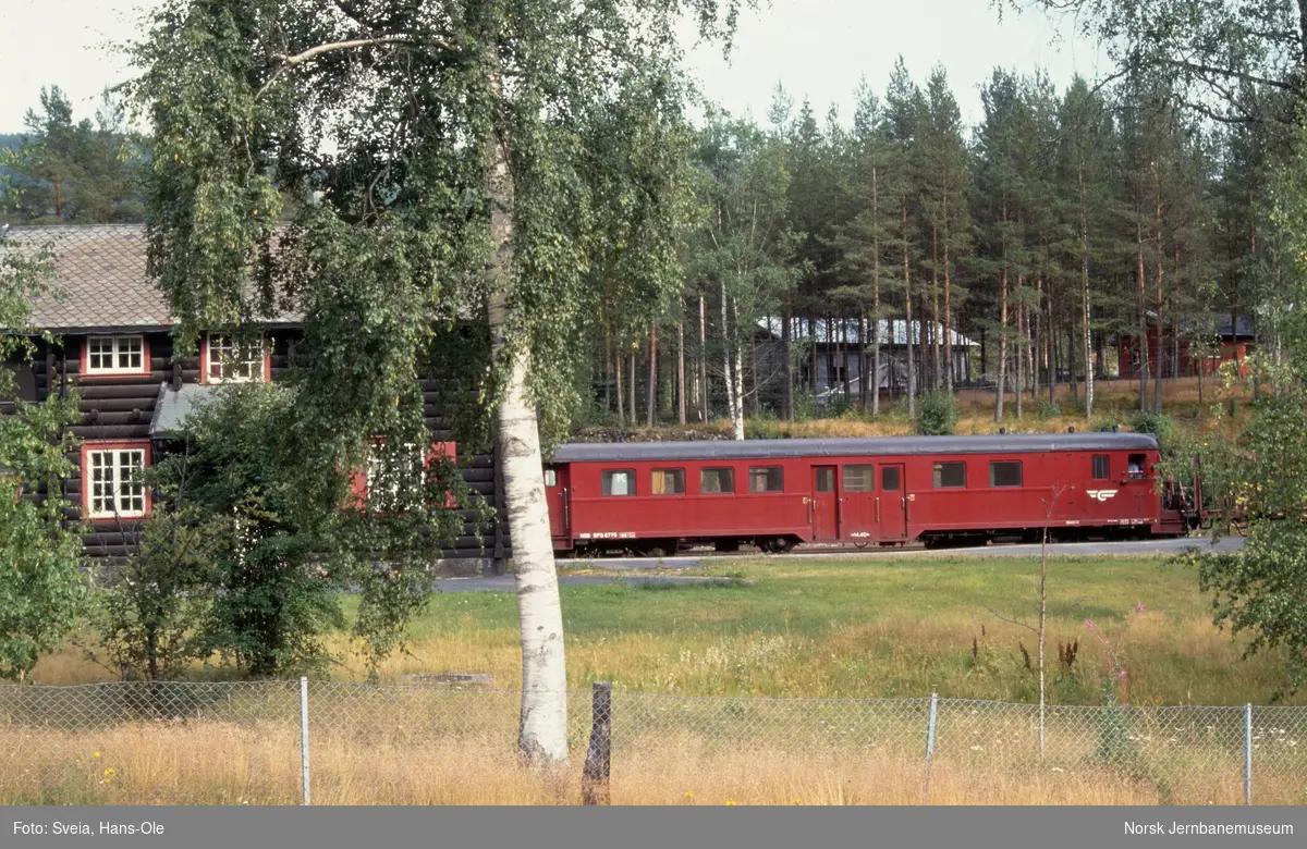 Styrevogn BFS 6775 og elektrisk motorvogn BM 6717 med persontog til Skien N, tog 583, på Tinnoset stasjon