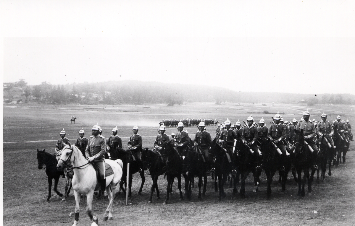 Kavalleritrupp ur Svea livgarde K 1 till häst på stort fält i uniform m/1895.