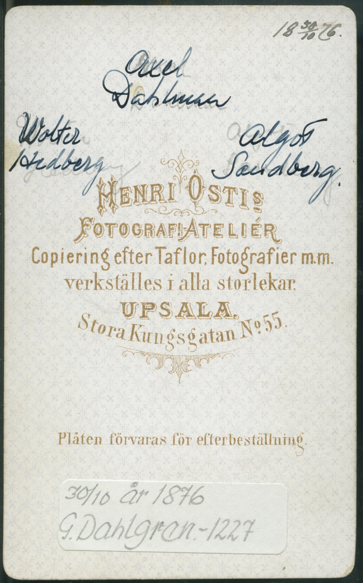 På kuvertet står följande information sammanställd vid museets första genomgång av materialet: 
Till vänster Algot Sandberg
i mitten Axel Dahlman
till höger Volter Hedberg.
Uppsala