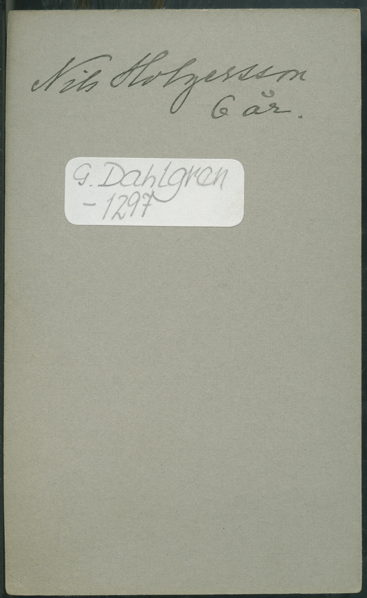 På kuvertet står följande information sammanställd vid museets första genomgång av materialet: Nils Holgersson. 6 år. 
Falun
