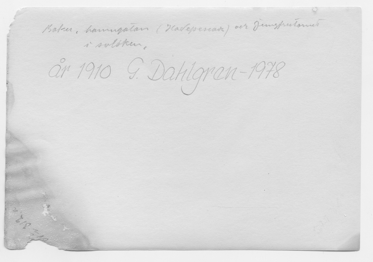 På kuvertet står följande information sammanställd vid museets första genomgång av materialet: Baku. Hamngatan och Jungfrutornet i solsken. Vid Kaspiska havet, Tsar Alexander II:s kaj.
