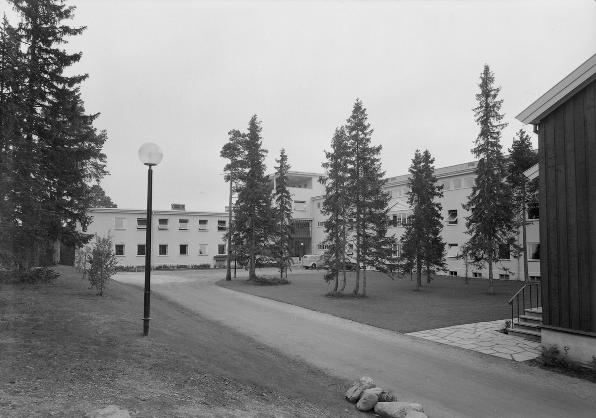 Forskjellige eksteriørbilder av  Haukåsen sykehus, fra sykehusets innvielse.