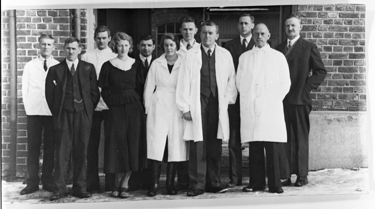 Funksjonærer ved Kapp Melkefabrikk 1937-38. Fra venstre: Per Martinsen (fabrikk bestyrer), Fritz Howald (sjef ysteri), Albert Slettum (tørrmelk), Gunvor Hjerkinn (kontor), Armin Mæder, Erna Ruch, Larsen (lab., fornavn ukjent), Ernst Ruch (direktør), Nils Taraldrud (kontor), Qvam (lab., fornavn ukjent), Sigurd Hjerkinn (kontorsjef).
