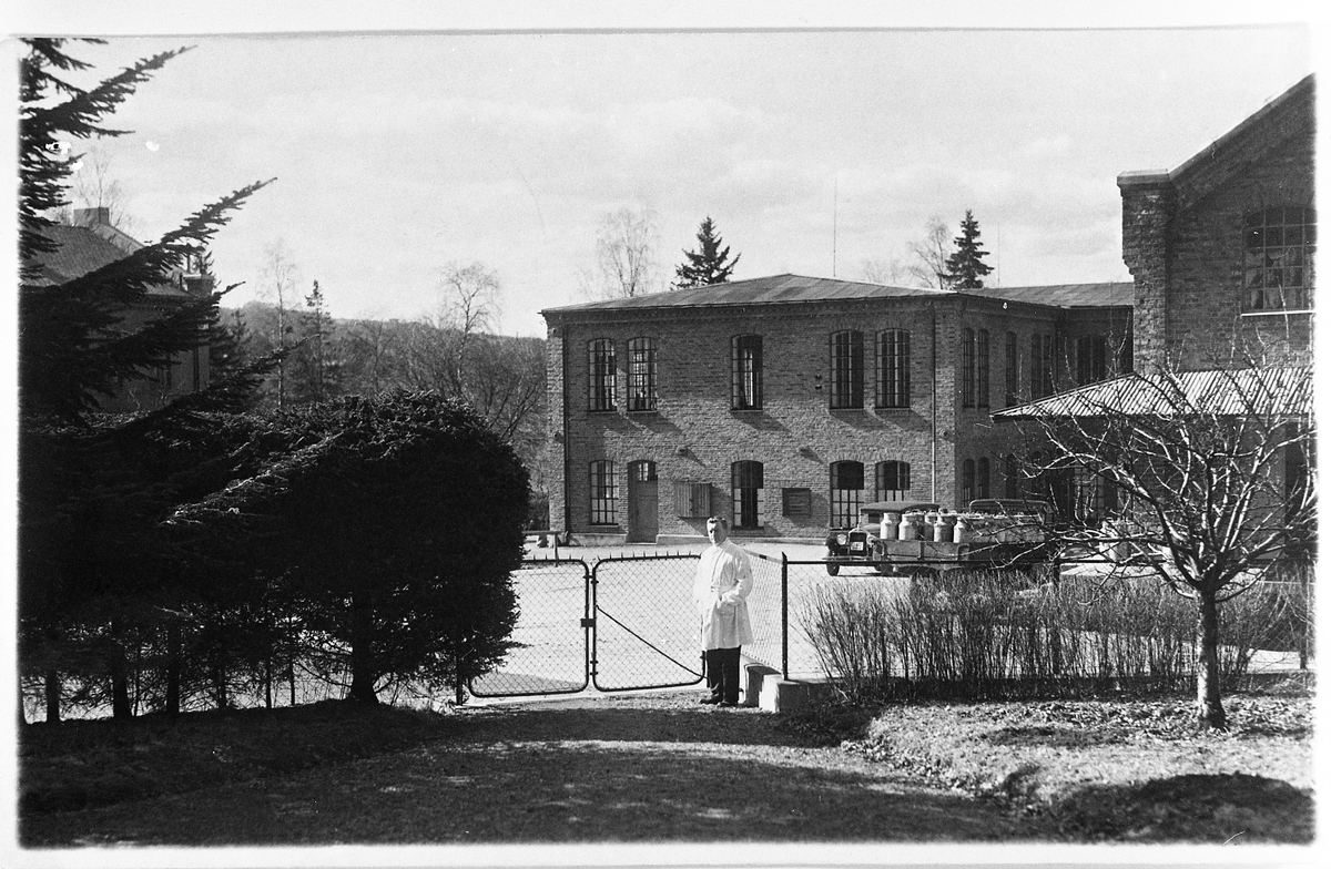 Kapp Melkefabrikk ca. 1930. Direktør Ruch står foran porten.