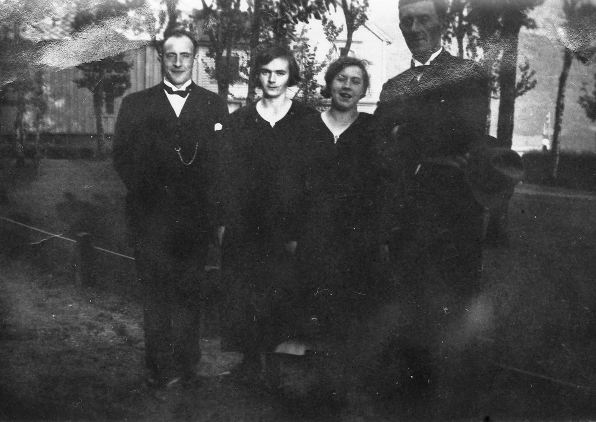 Fra venstre: Albrigt Kofoed, Henny Olsen, Henriette Kofoed, Torgeir Skogland. Dobbeltbryllup mellom Albrigt og Henny/ Henriette og Torgeir  i Tromsø Domkirke i 1935. Torgeir måtte leie seg båt for å fare til Tromsø.