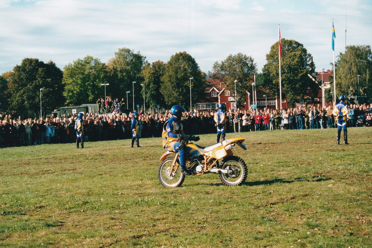 Arméns Lejon har uppvisning på Heden. Regementets dag vid Göta Trängregemente i september 2001.