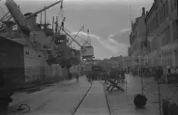 Tyske tropper mottar utstyr fra transportskip ved Skansekaie