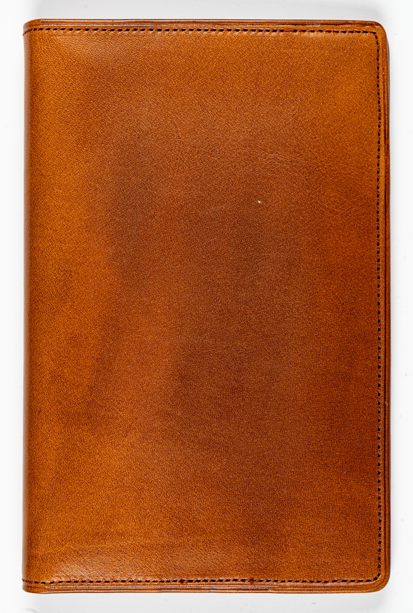 Plånbok i brunt läder, flera fack samt präglad bild och text på insidan av Pix-pojken, jordklotet samt text: PIX AKTIEBOLAG AB GÄVLE.