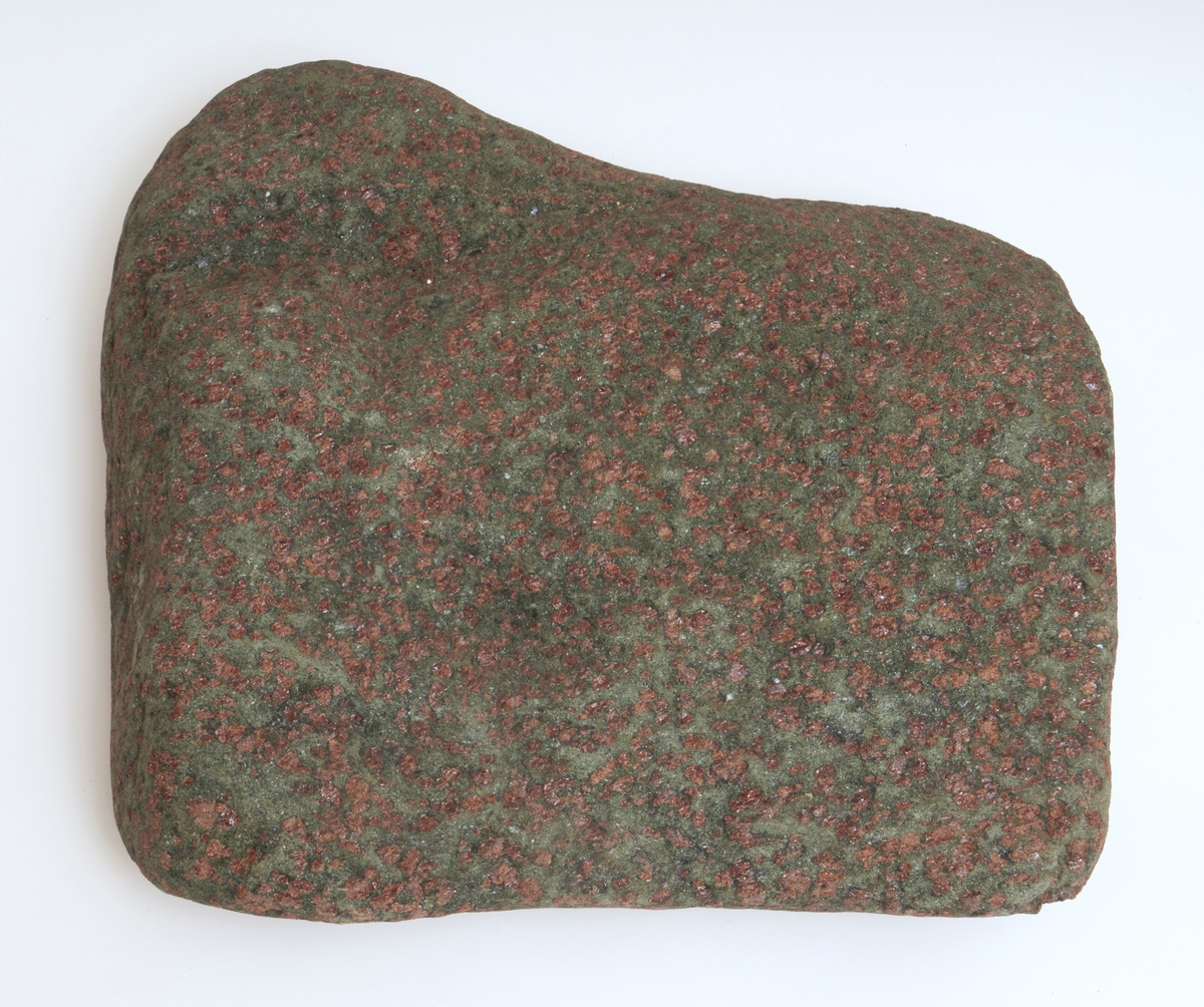 dyp rød granat (pyrop-almandin) og gressgrønn natrium- og aluminiumrik pyroksen (omfacitt).