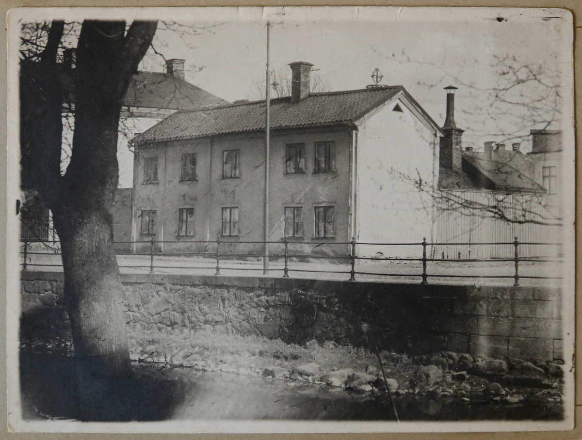 Vykortet har motiv från Hamngatan, Enköping och huset i bild kallades den Lindfeldtska gården.

Vykortet är inklistrat i vykortsalbum EM06774:l.