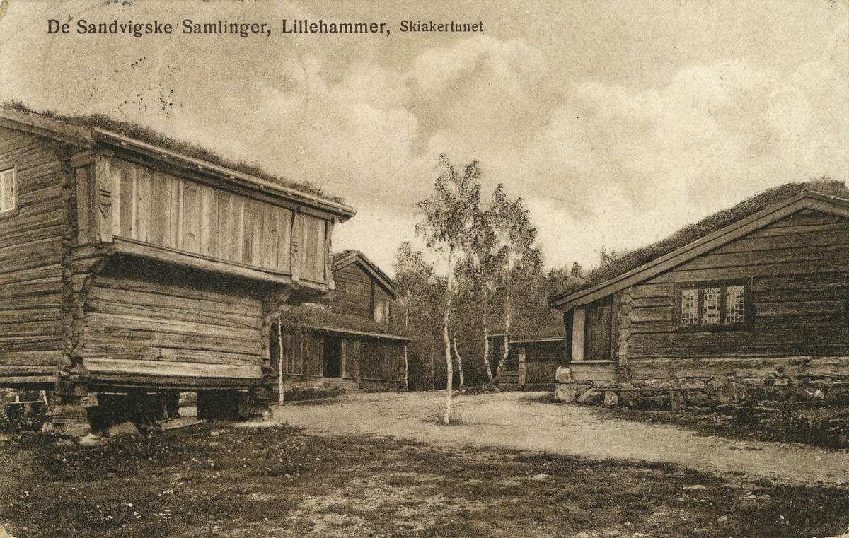 Postkort med motiv av bygninger fra friluftsmuseet ved Maihaugen museum.