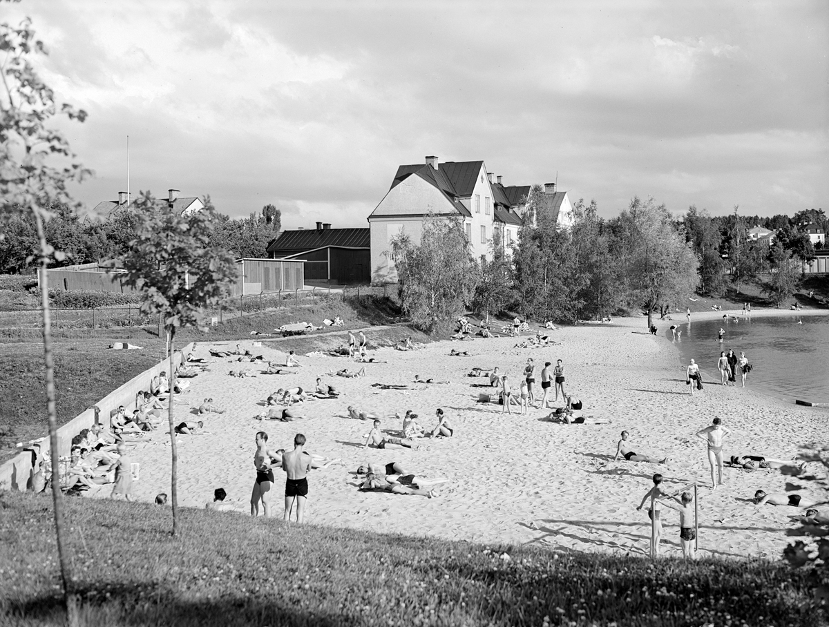 Vy över Tinnerbäcksbadet i Linköping 1943. Anläggningen hade realiserats i slutet av 1930-talet efter lång diskussion med starka inslag av kritik kring de uttjänta och ohygieniska kallbadhusen i Stångån. Anläggningens slutliga utformning skapades av stadsarkitekten Sten Westholm och fick sitt namn efter Tinnerbäcken som före badets tillkomst runnit genom området.