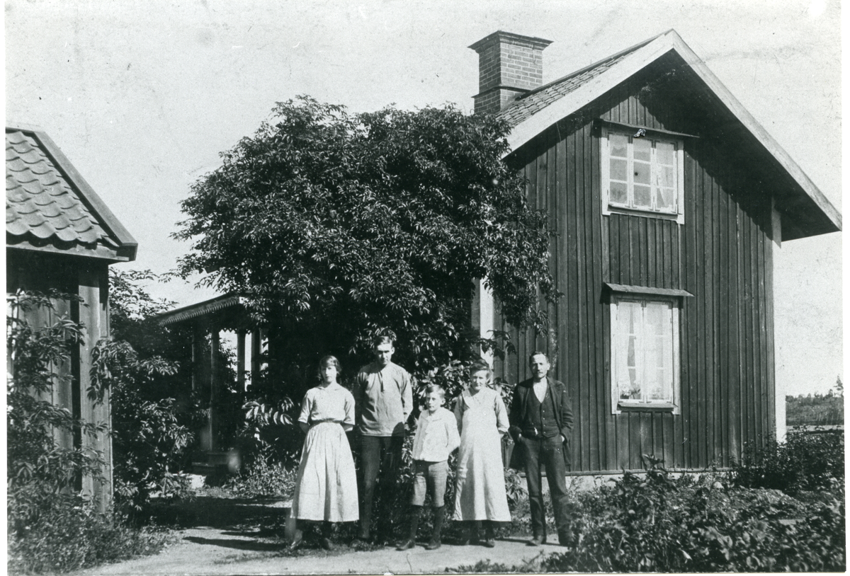 Kolbäck sn, Sörstafors.
Familjen Norlin framför slussvaktmästarbostaden vid Prestfors sluss i Sörstafors. C:a 1914-1917.