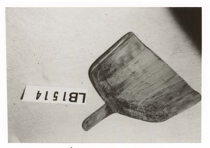 Kasteskovel laga av eit stykke tre.Under botn er det måla H Lien 1906.
