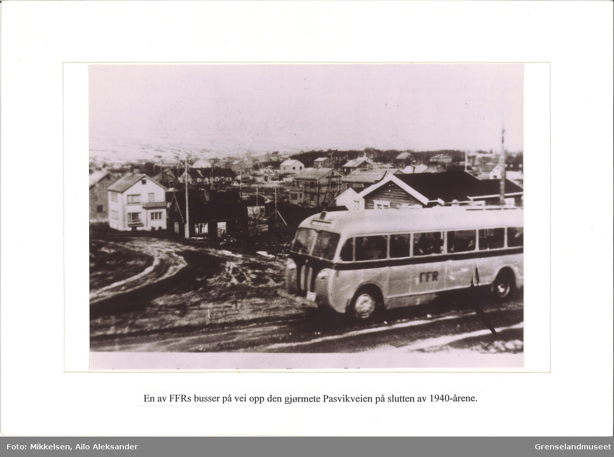 Avbildet er en FFRs buss som kjører opp Pasvikveien på et gjørmete føre på slutten av 1940-tallet.