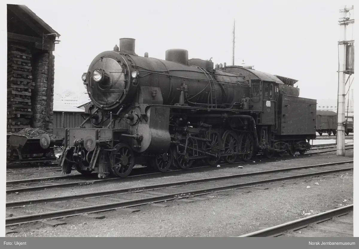 Damplokomotiv type 31b nr. 402 utenfor lokomotivstallen i Bergen