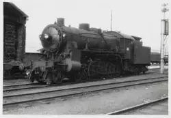 Damplokomotiv type 31b nr. 402 utenfor lokomotivstallen i Be