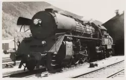 Damplokomotiv type 49c nr. 470 ved lokomotivstallen på Otta 