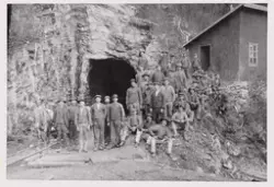 Anleggsarbeidere ved østre ende av Haversting tunnel, etter 