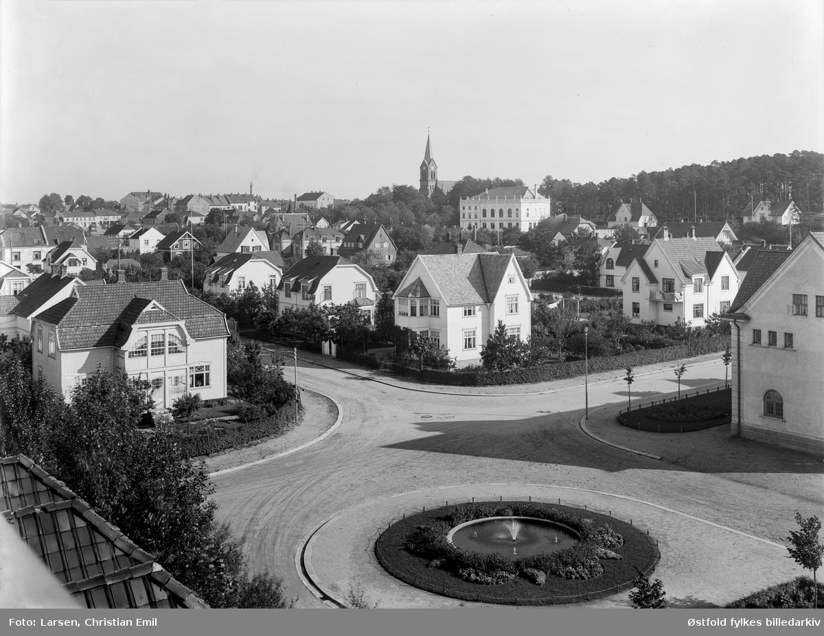 Roald Amundsens gate i Sarpsborg, Festiviteten og Sarpsborg kirke i bakgrunnen, sett fra sør. Tidligere kalt Roald Amundsens plass?