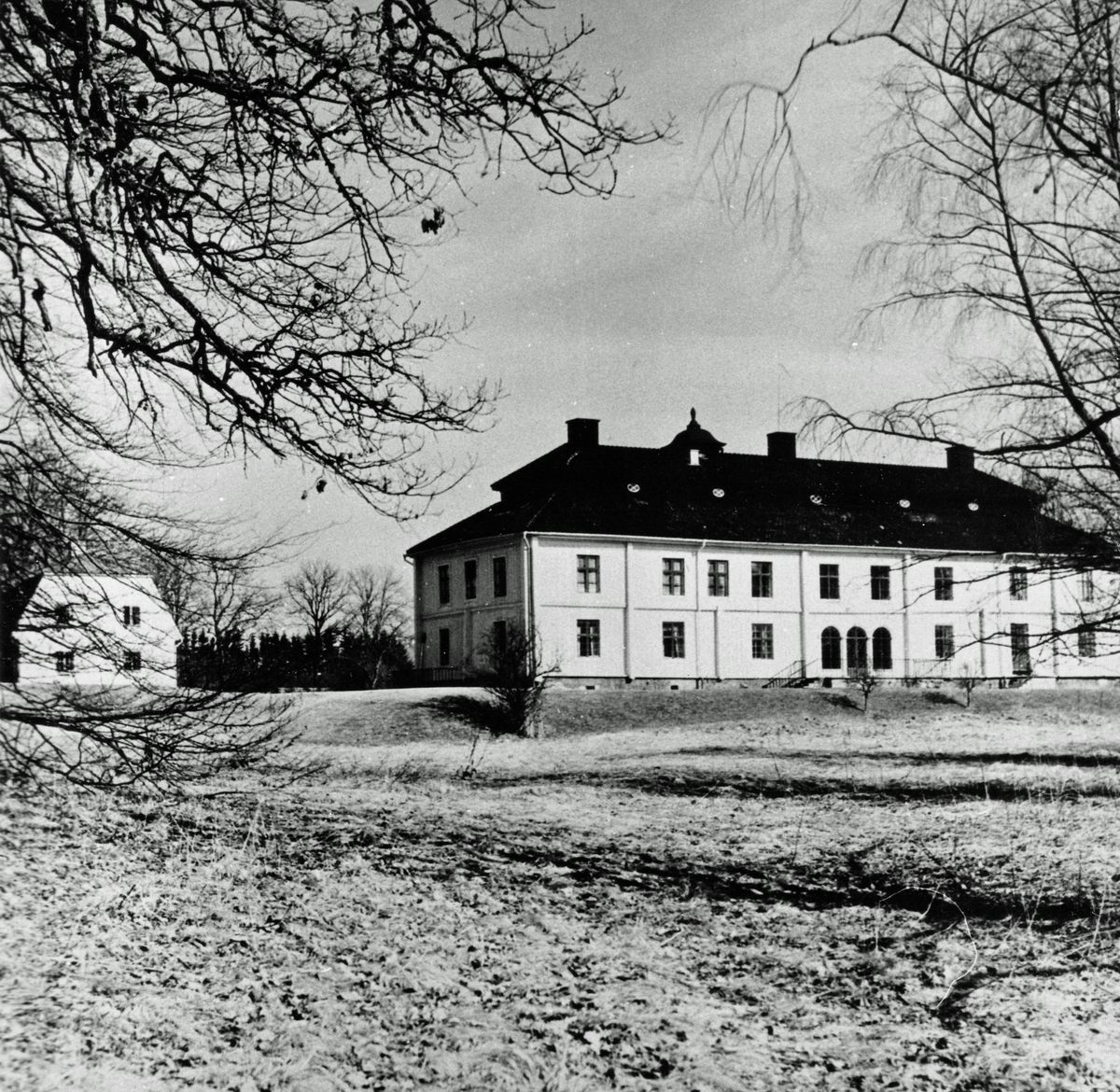 Klagstorps huvudbyggnad och västra flygeln från sydväst. Bebyggelseinventering på Skövde övningsfält 1963-1964.