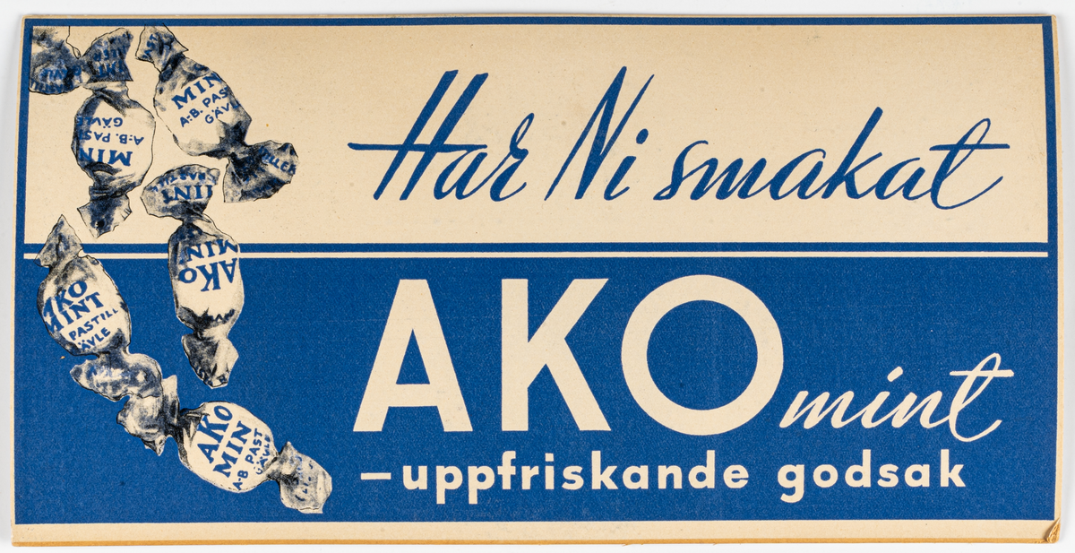 Reklamskylt i papp, ställbar, blå och vit med text: Har ni smakat AKO mint - uppfriskande godsak. Från 1932.