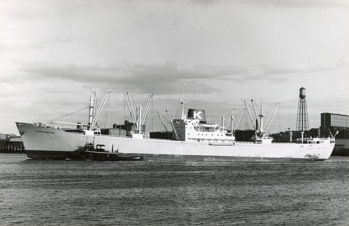 M/S Fauskanger (b.1965, Uddevallavarvet A/B, Uddevalla) med slepebåt ved siden
