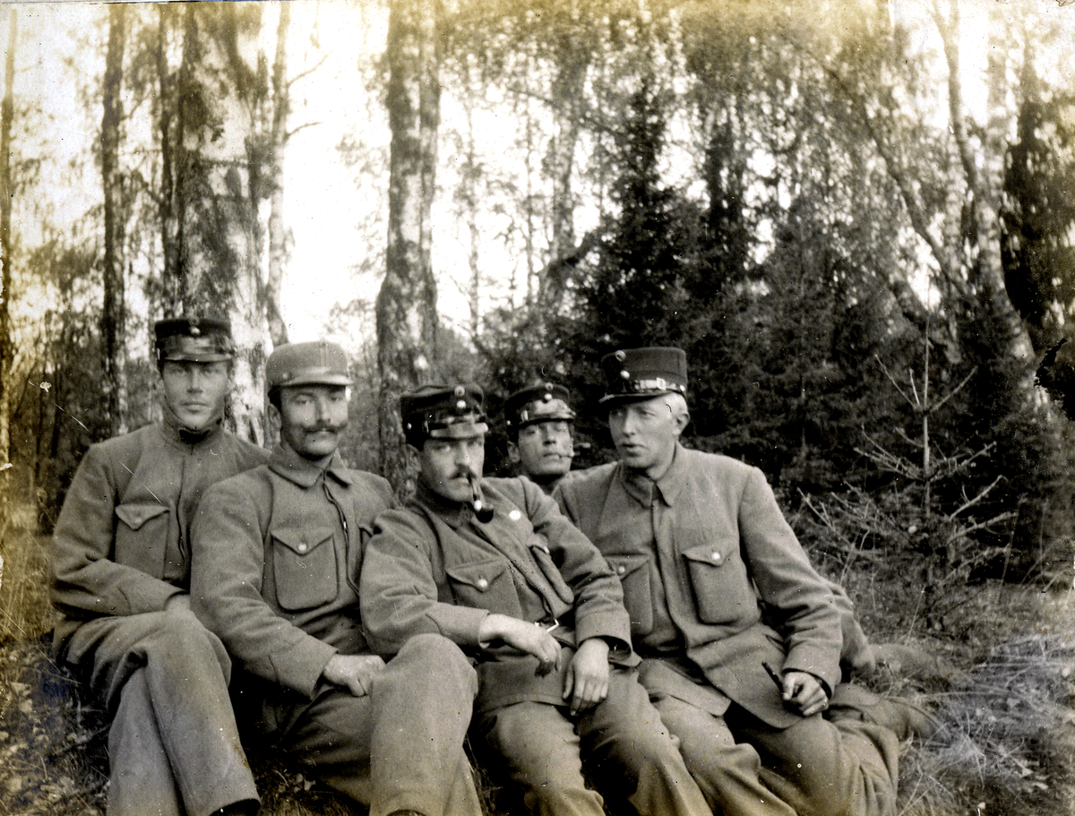 Soldater sitter på bakken.
5.fædrelandsforsvarere 1905.
Bilde er fra fotoalbum GM.036887.