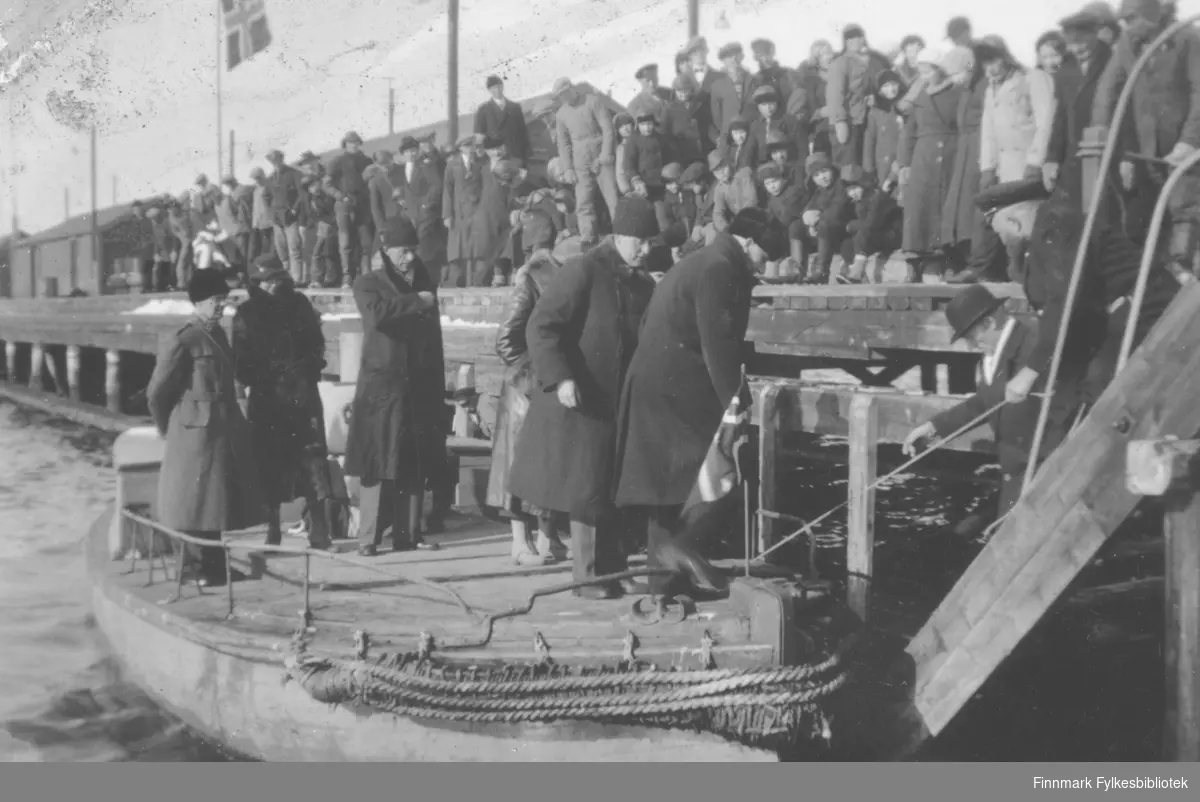 Kronprins Olav og Märtha på Vadsøbesøk i 1934. Masse folk observerer når båten med kronprinsparet legger til kai.