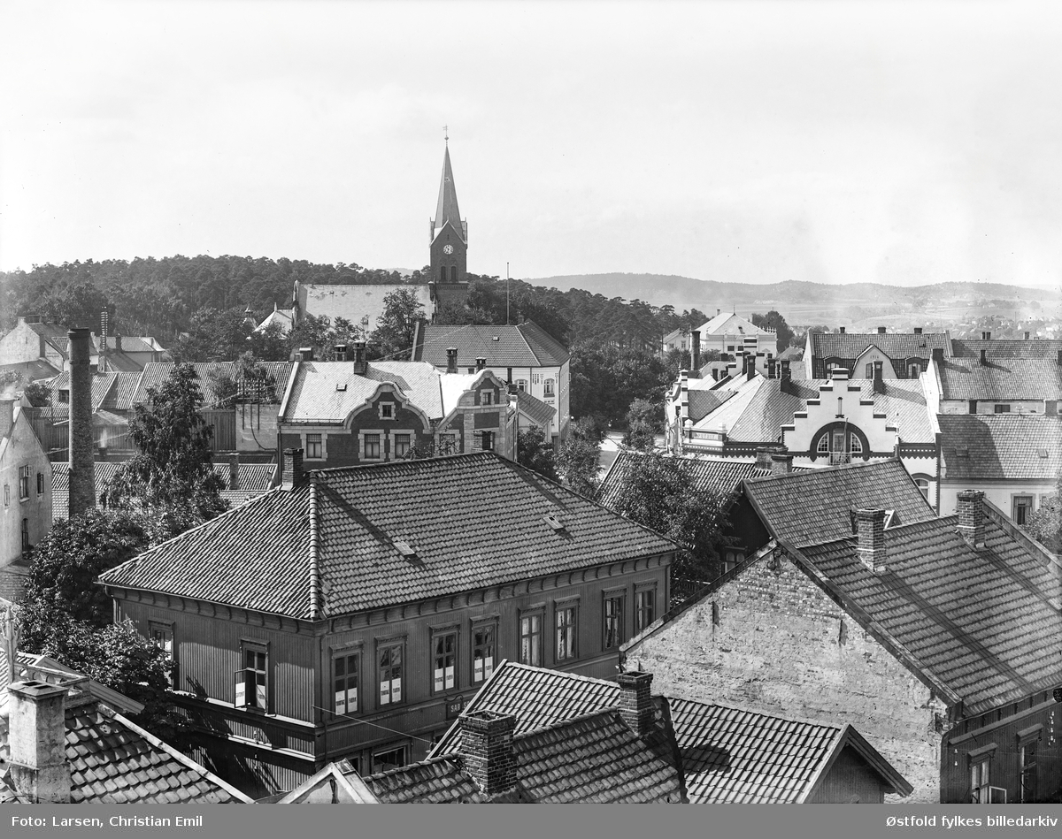 Oversiktsbilde fra Sarpsborg sentrum mot Sarpsborg kirke. Taket i midten hører til Sarpsborg Trikotagefabrik i Torggata 4. Den ble etablert 1894.