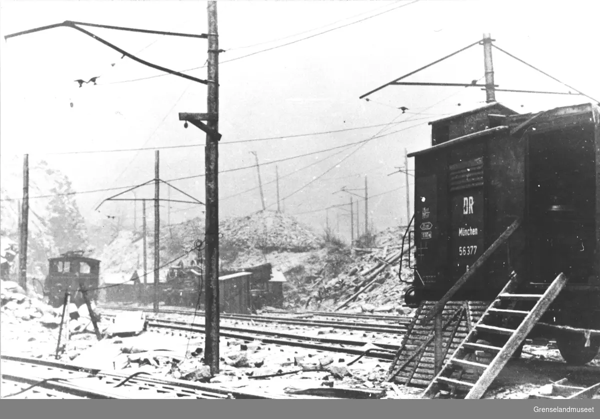 Tog og vogner på jernbanen ved Borsmien ved Pallan i Bjørnevatn på en vinterdag i 1944. 
