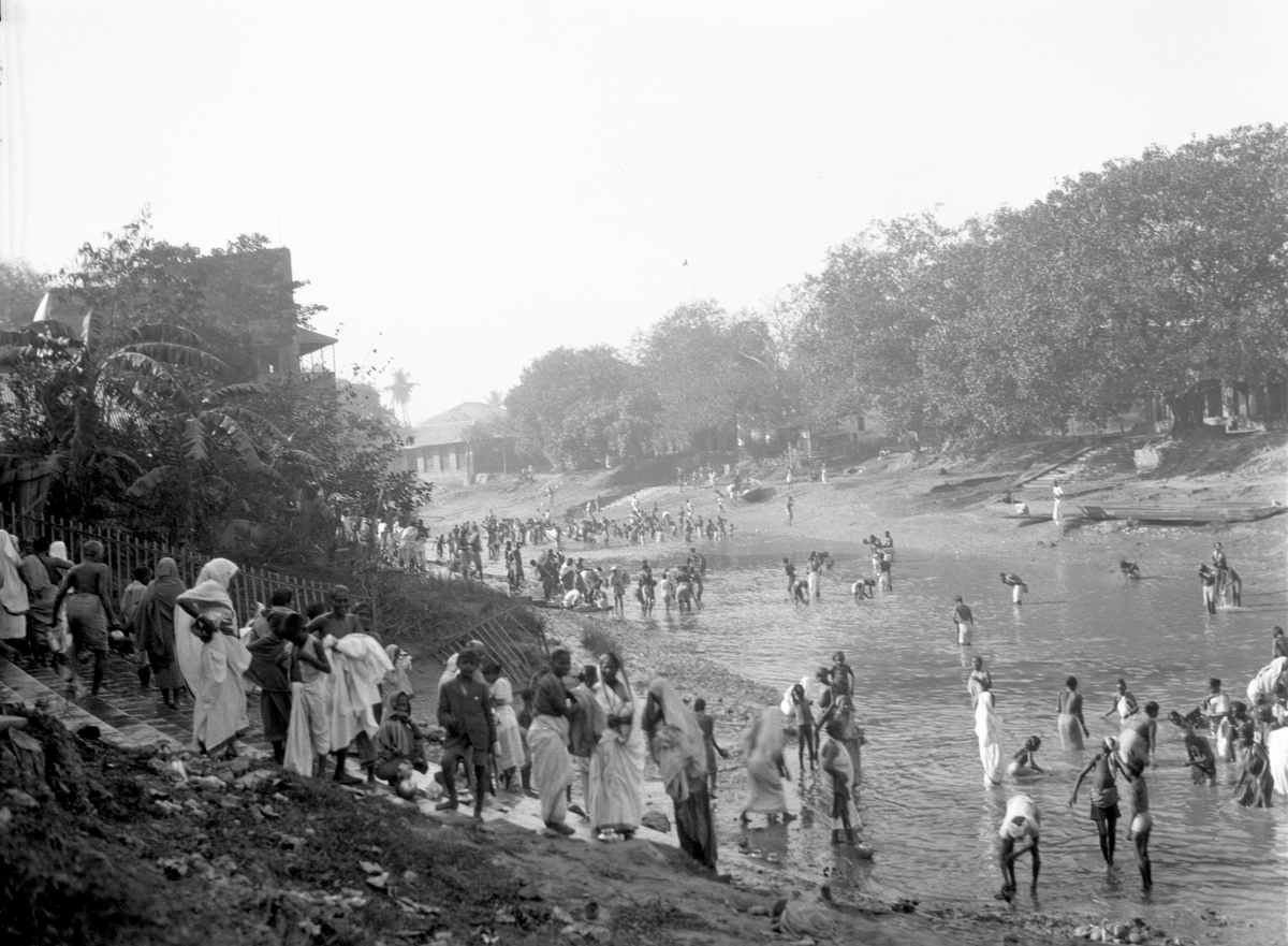 Ganges. Mennesker vandrer ned til elven. India, antagelig i nærheten av Calcutta. Fotografi tatt i forbindelse med Elisabeth Meyers reise til India 1932-33.