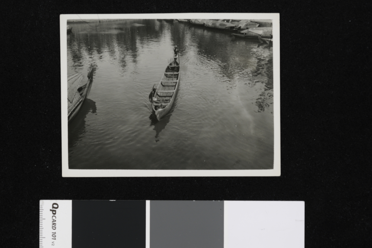 Båter på vannet. Fotografi tatt i forbindelse med Elisabeth Meyers reise til India 1932-33.