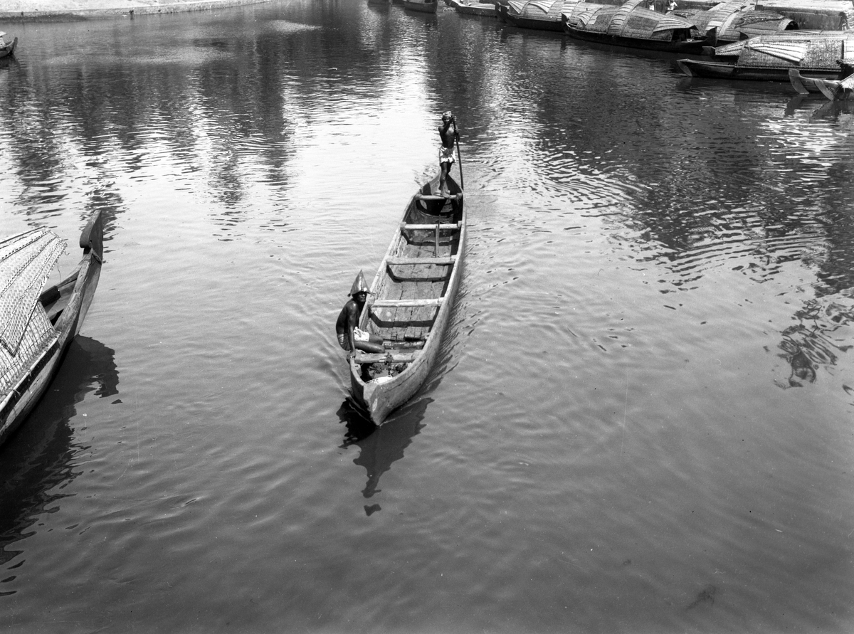 Båter på vannet. Fotografi tatt i forbindelse med Elisabeth Meyers reise til India 1932-33.