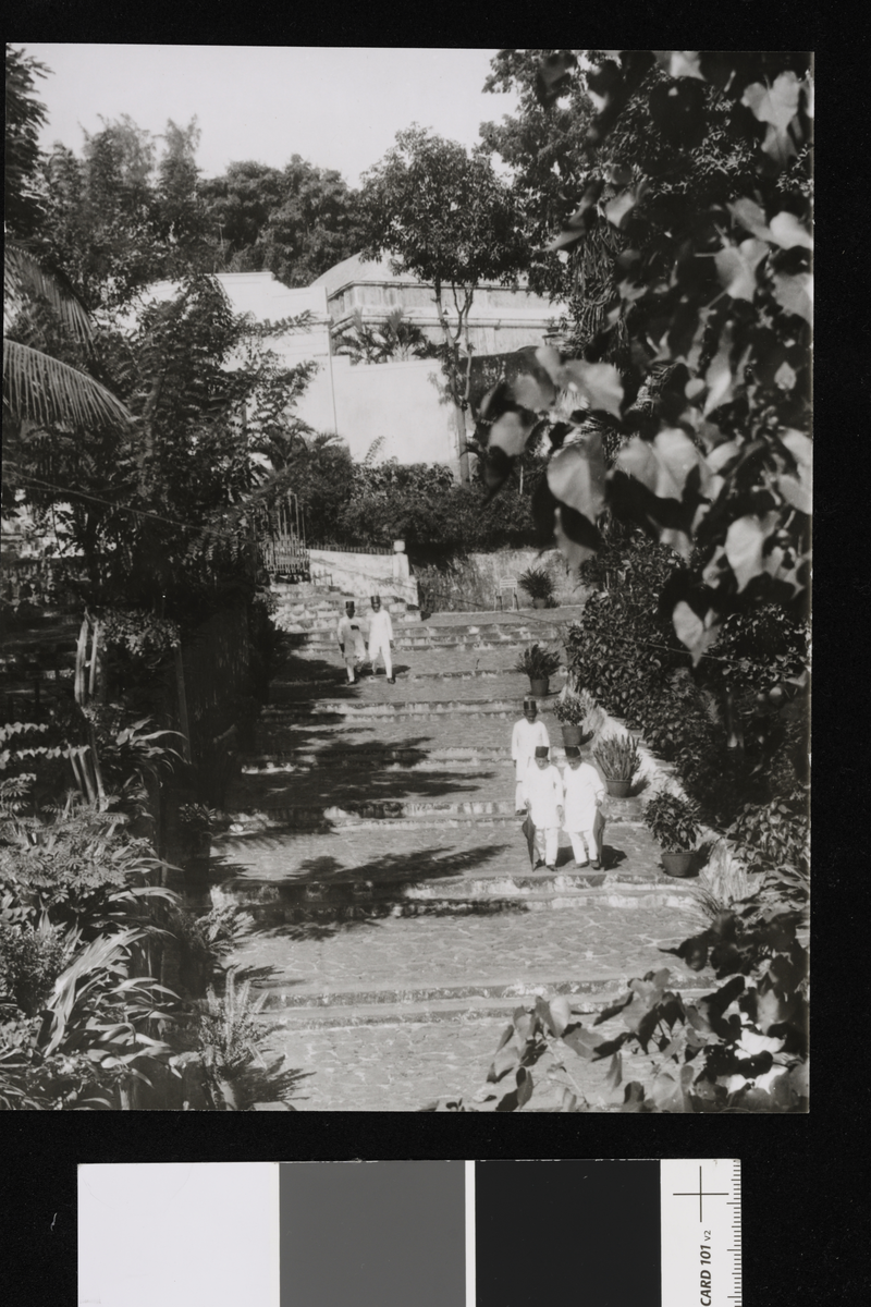 Mennesker i en trapp. Fotografi tatt i forbindelse med Elisabeth Meyers reise til India 1932-33.