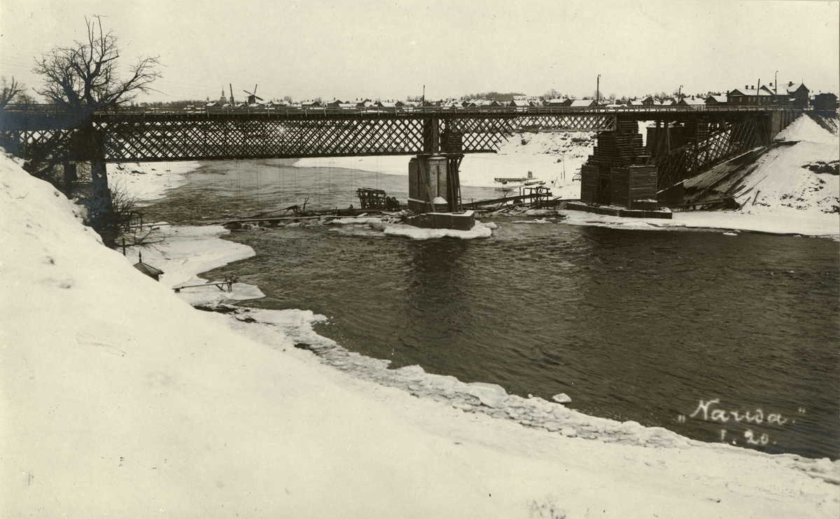 Text i fotoalbum: "Den provisoriska bron mellan Narva-Jamburg."