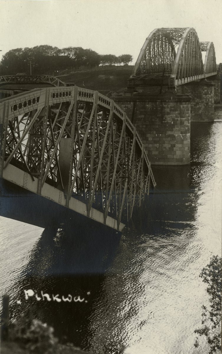 Text i fotoalbum: "Pleskau - järnvägsbro sprängd."