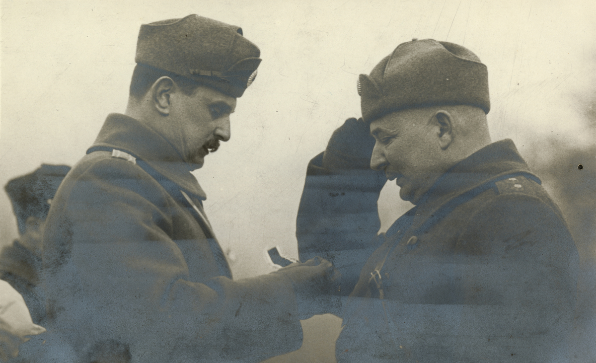 Text i fotoalbum: "Högre estnisk officer dekoreras av överste Soots."