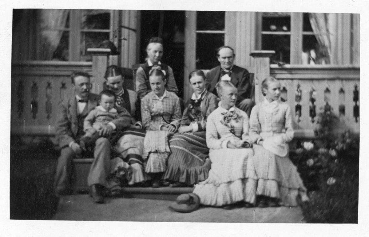 Gruppebilde på Dal Gård på slutten av 1870-tallet. De fleste er ukjent, men lege Harald Platou sitter ytterst til venstre med sin sønn Harald i fanget