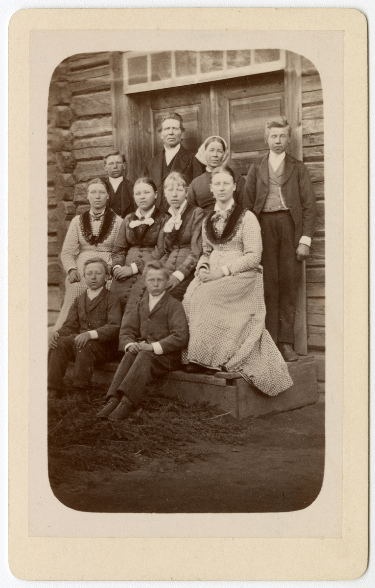 Foto av Gina Andersen (?) med familie på Møllerstad i 1879, antagelig med tilknytning til Dal gård
