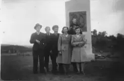 Syv personer foran bautaen til minne om falne fra Skånland u